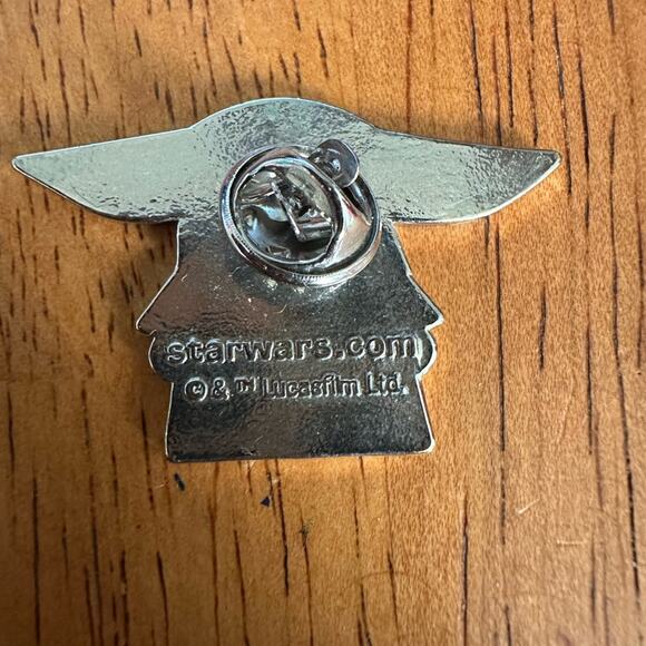 Disney Baby Yoda enamel pin - Picture 2 of 2